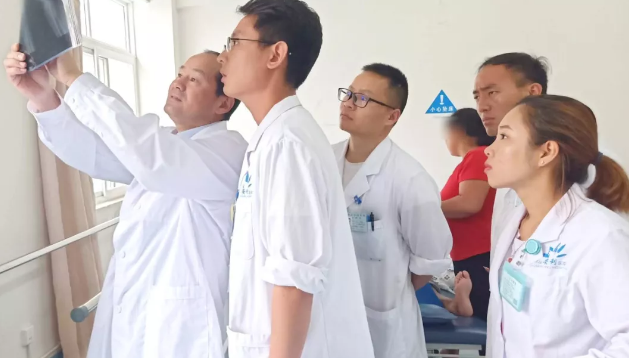 云南省康复三级体系项目中心叶斌团队到保山安利医院进行学科建设、业务指导及板桥中心卫生院示范单位评审验收并授牌