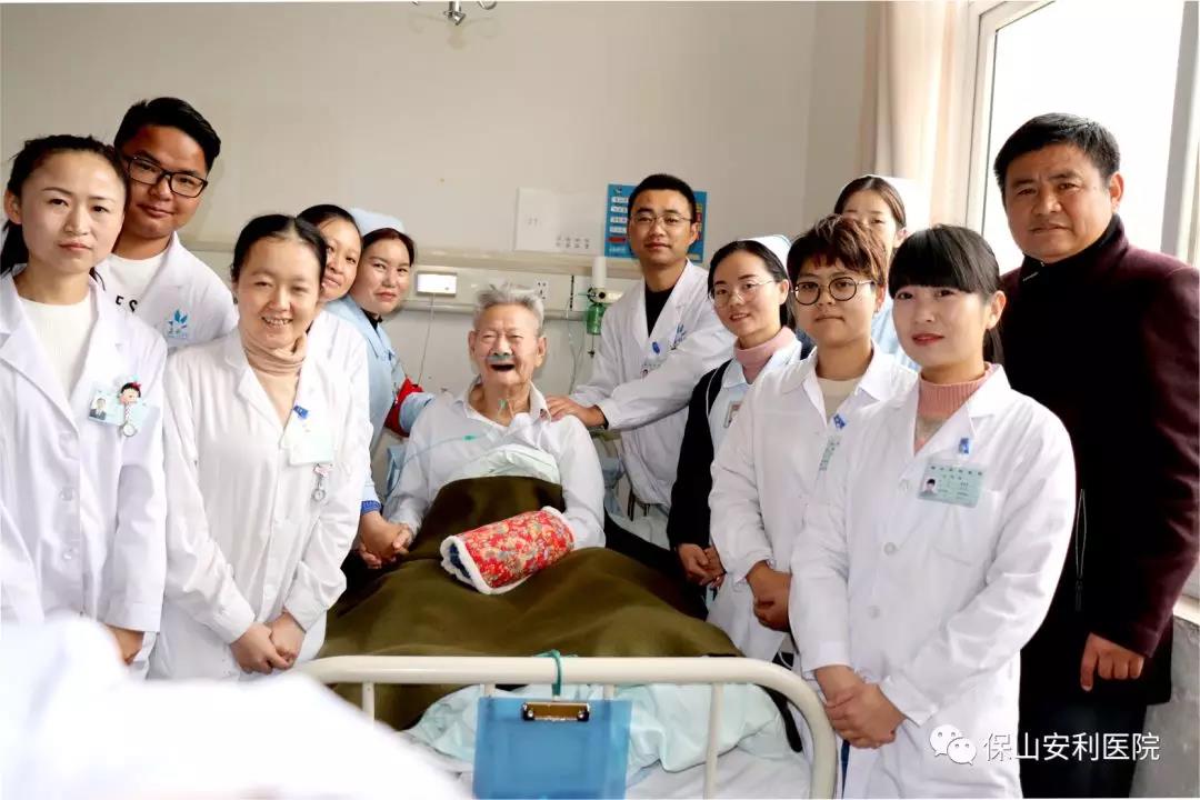 97岁八路老战士身患多种疾病，常年住院视医院为家，医护为亲人
