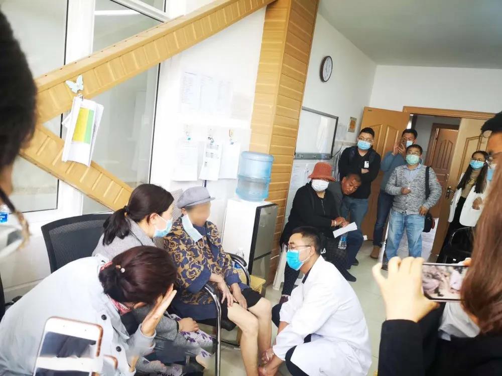 保山安利医院糖尿病足专家到丽江古城区人民医院进行内分泌学术交流及糖尿病足现场诊疗指导