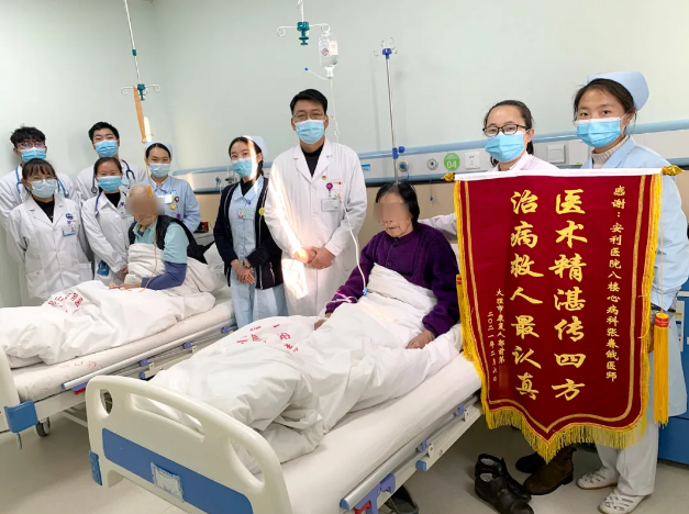 温暖的陪伴、细心的照顾，两位老人感恩赠锦旗！