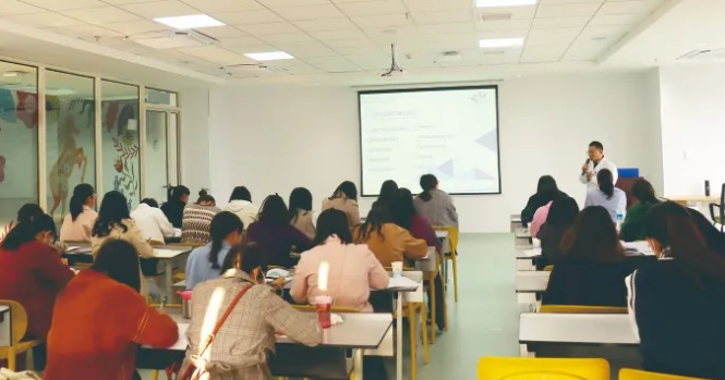 2020年度云南省职业院校素质提高计划项目“1+×证书制度试点院校教师培训幼儿照护培训班”分会场在我院顺利举办
