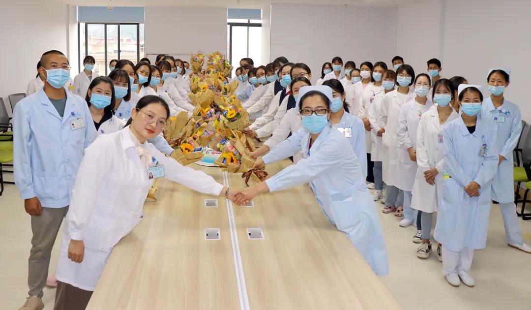【保山安利医院】双节同庆，用祝福和鲜花感谢默默付出的治疗师和教师们