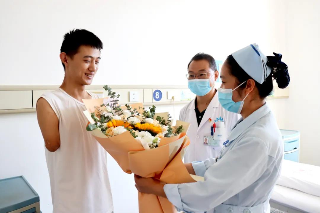 【保山安利医院】虽然失去了双臂，但他用坚强、乐观的态度让生活充满阳光！