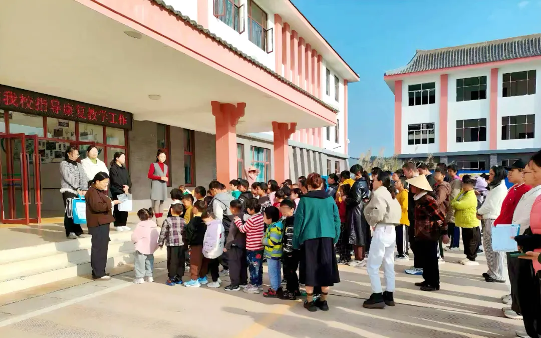 保山安利医院携手施甸县特殊教育学校开展医康教融合评估活动：用爱点亮特殊儿童的成长之光
