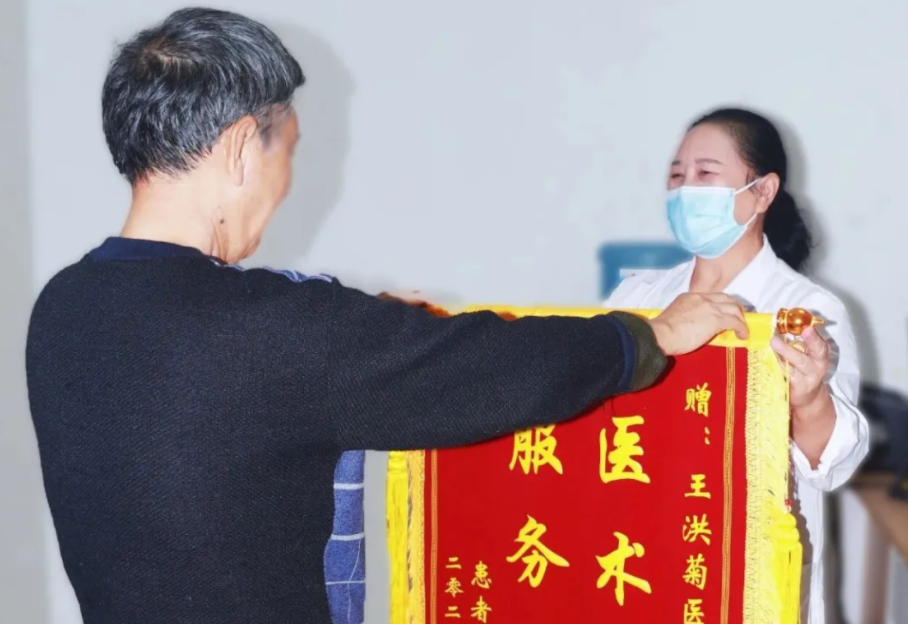 致敬医者仁心 | 一面锦旗，一份信赖，一段暖心的医患情